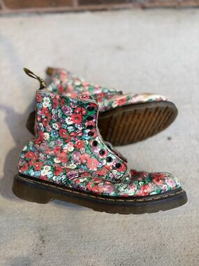 Dr. Martens - Floral Festival Footware 🌼 WNS 9